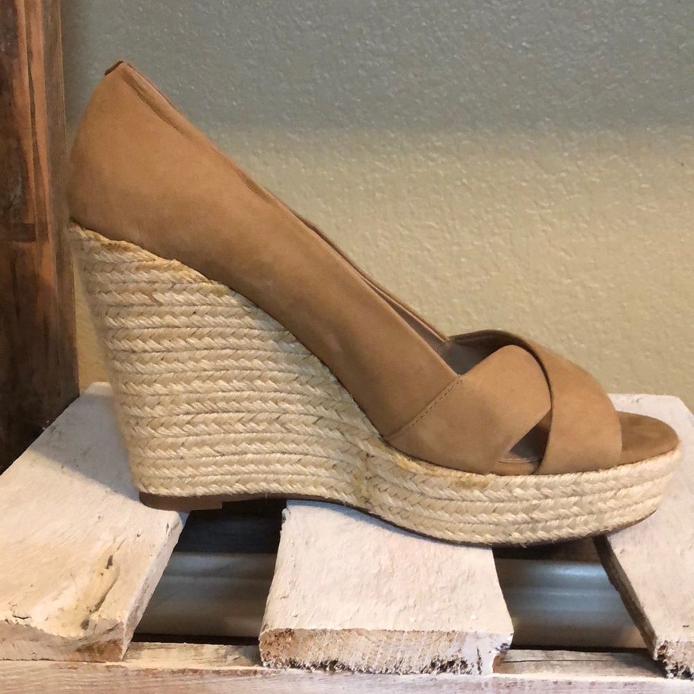 Vince Camuto Natural Wedges - Picture 6 of 8